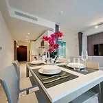 Mercury 317 - 2x Pool Cards Access & Shopping Mall Apartment